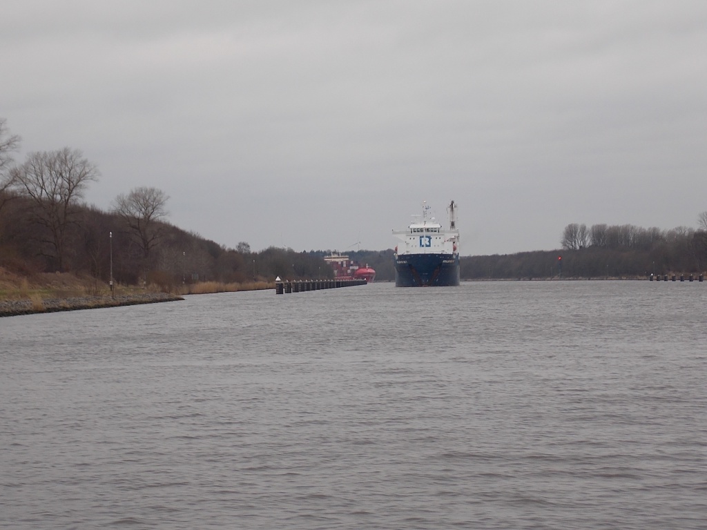 Kanalfähre Fischerhütte der Nord-Ostsee-Kanal wird überquert und es nährt sich ein großes Schiff.