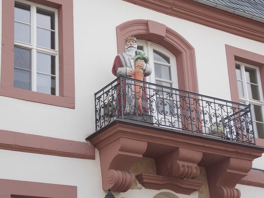 Heilbad Heiligenstadt Rathaus und Möhrenkönig auf Rathausbalkon