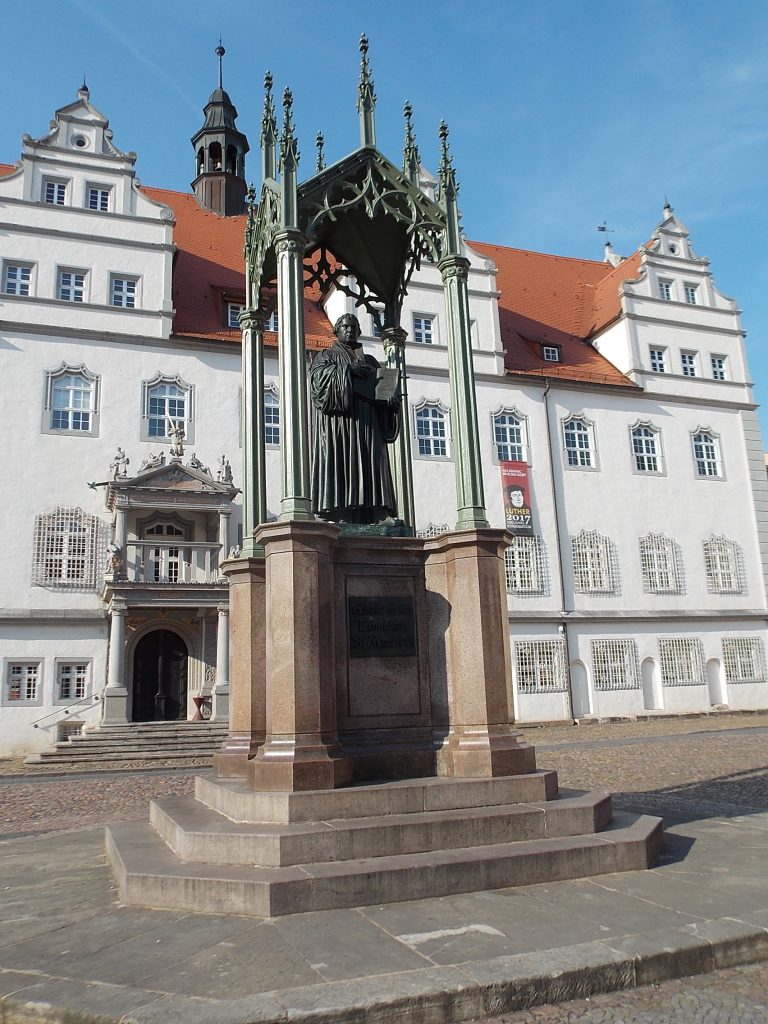 Lutherstadt Wittenberg Lutherdenkmal und Rathaus