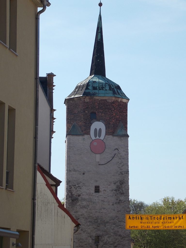 Köthen Hallescher Turm mit Stadtmaskottchen Halli