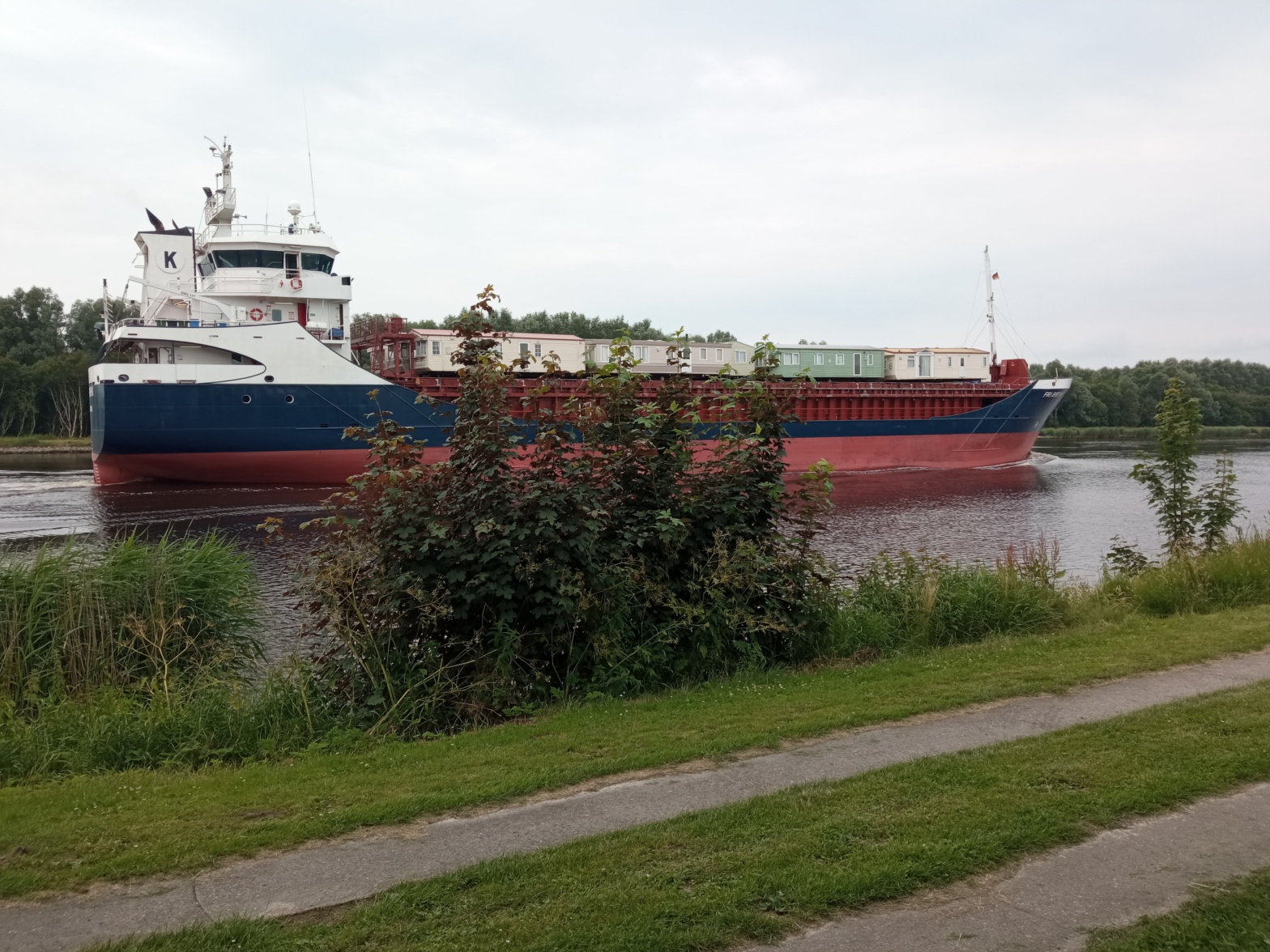 Frachtschiff mit Mobilheim Nord-Ostsee-Kanal Oldenbüttel Breiholz