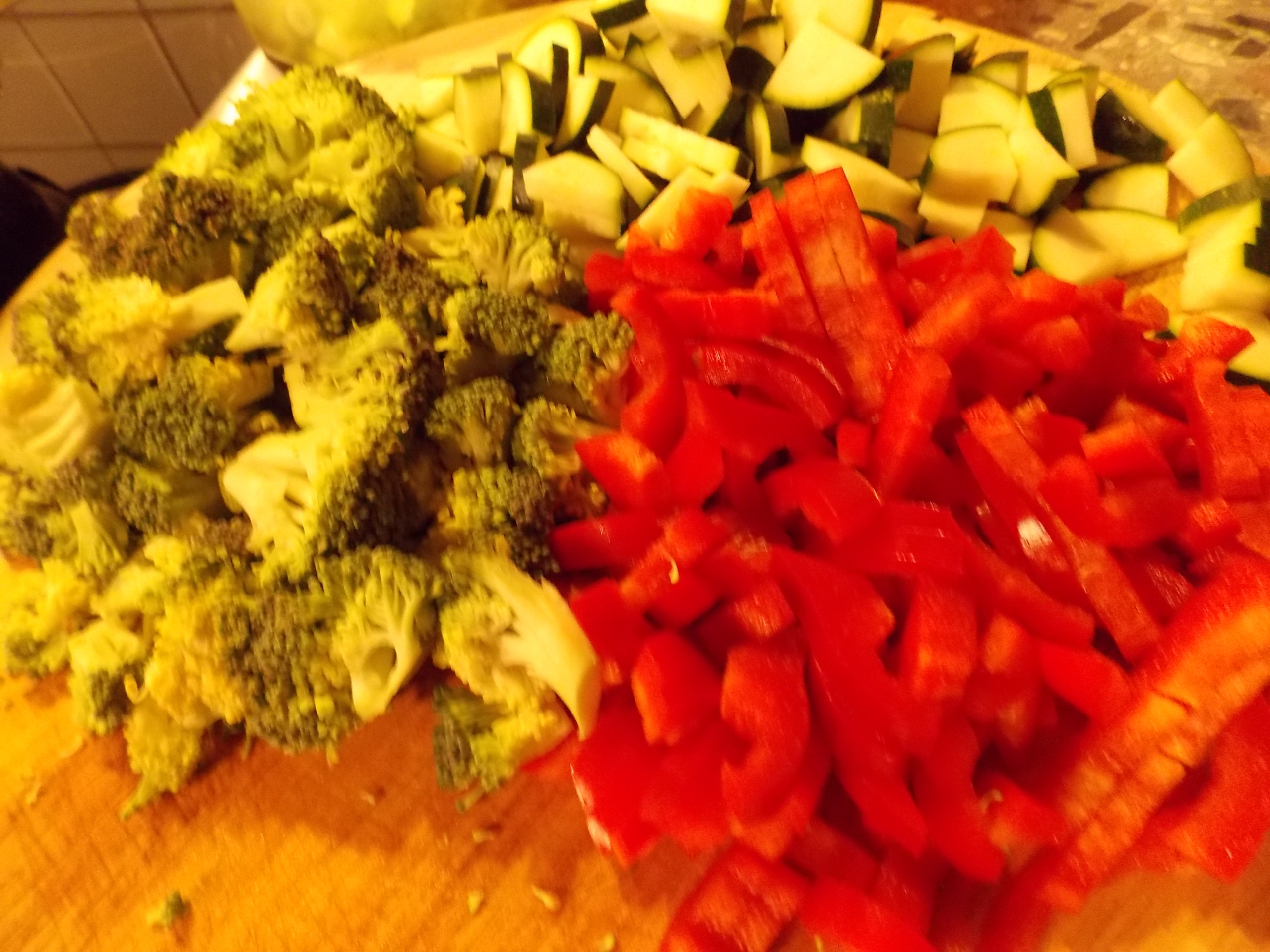 Frikadellen mit Brokkoli-Zucchini-Tomaten-Gemüse