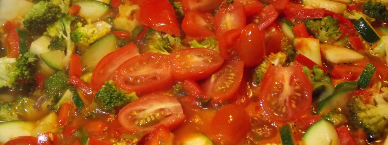 kochen FRIKADELLEN mit BROKKOLI-ZUCCHINI-TOMATEN-Gemüse