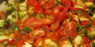 Kochen Frikadellen Mit Brokkoli-Zucchini-Tomaten-Gemüse