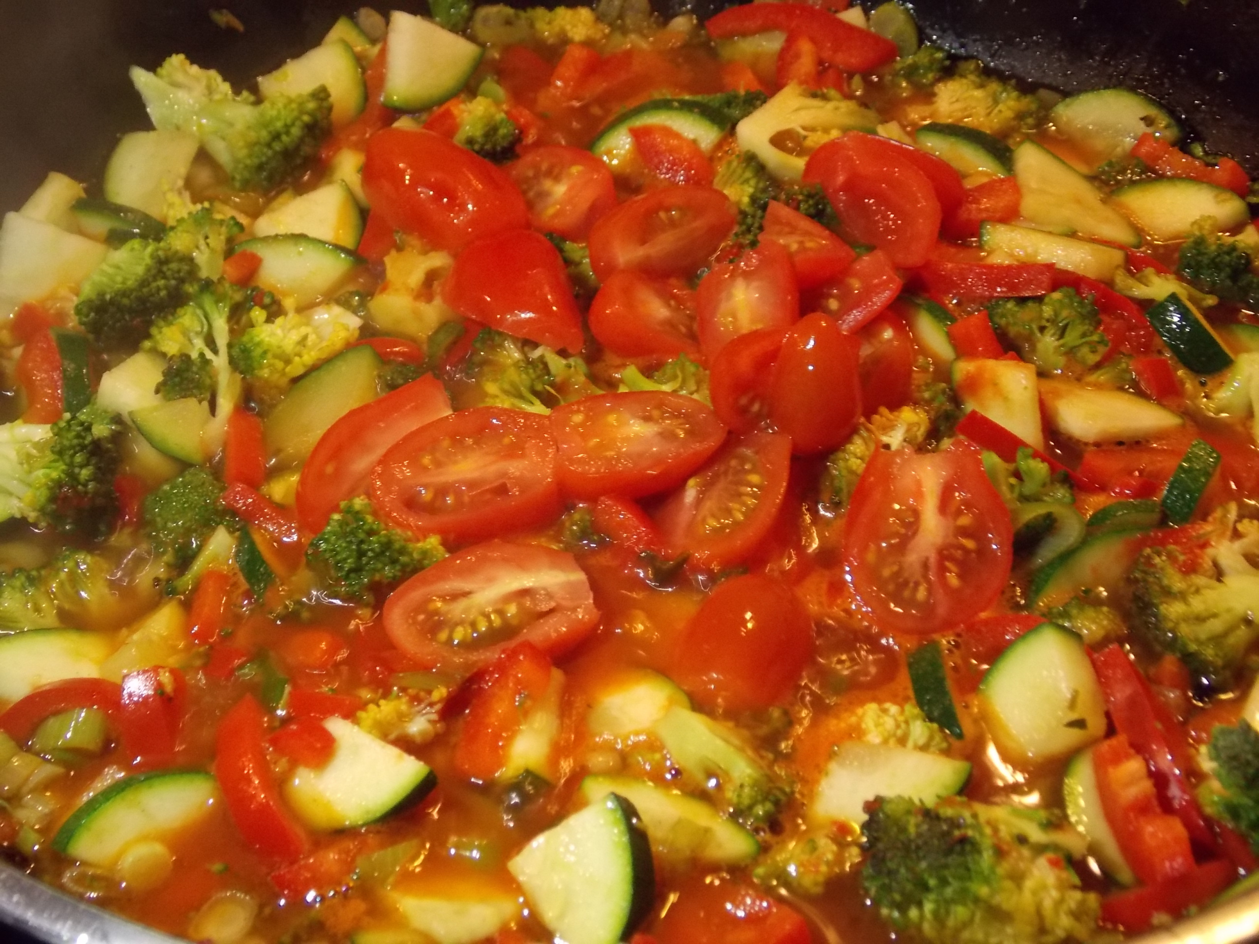 Frikadellen mit Brokkoli-Zucchini-Tomaten-Gemüse